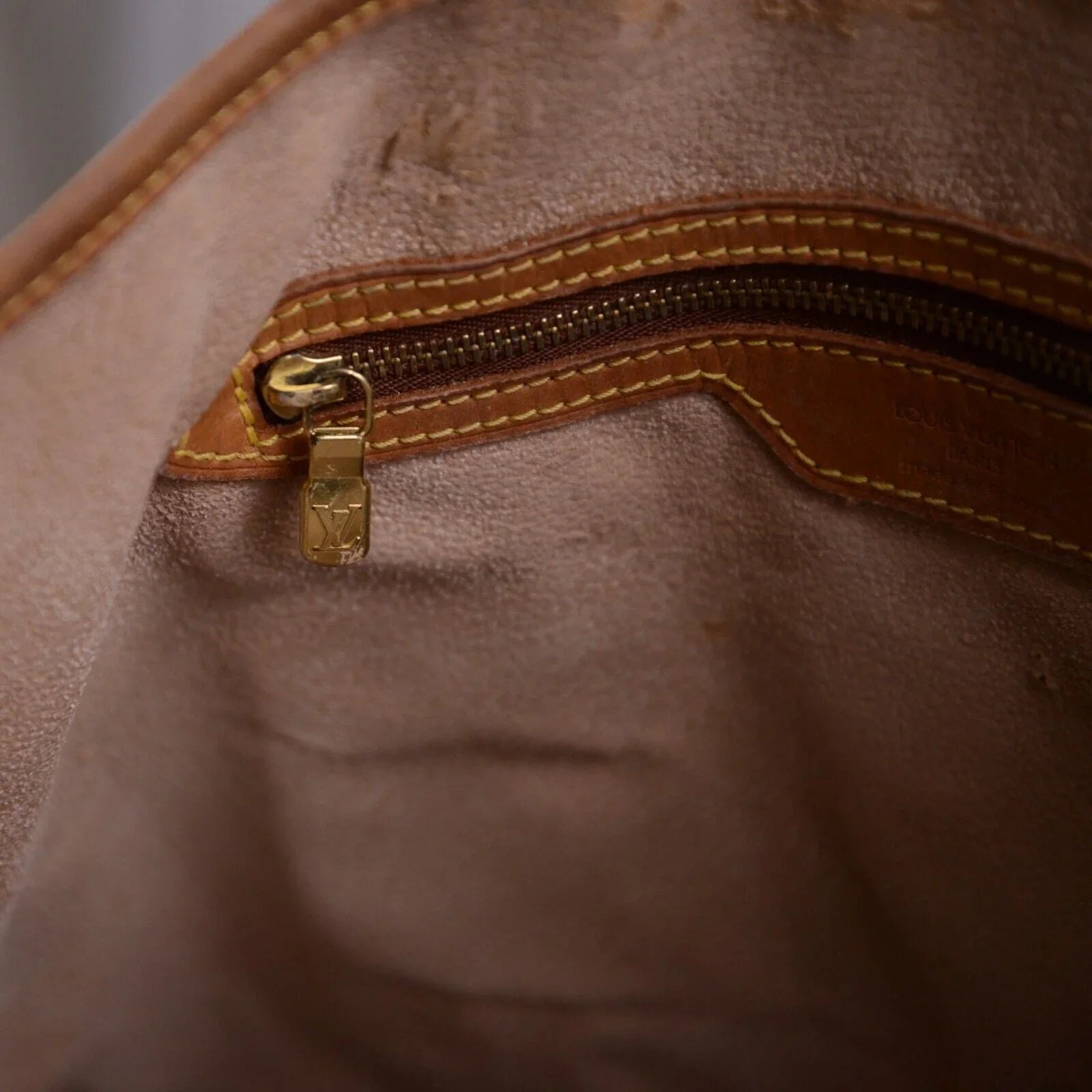 Louis Vuitton Bucket GM Monogram Tote Bag With Pouch